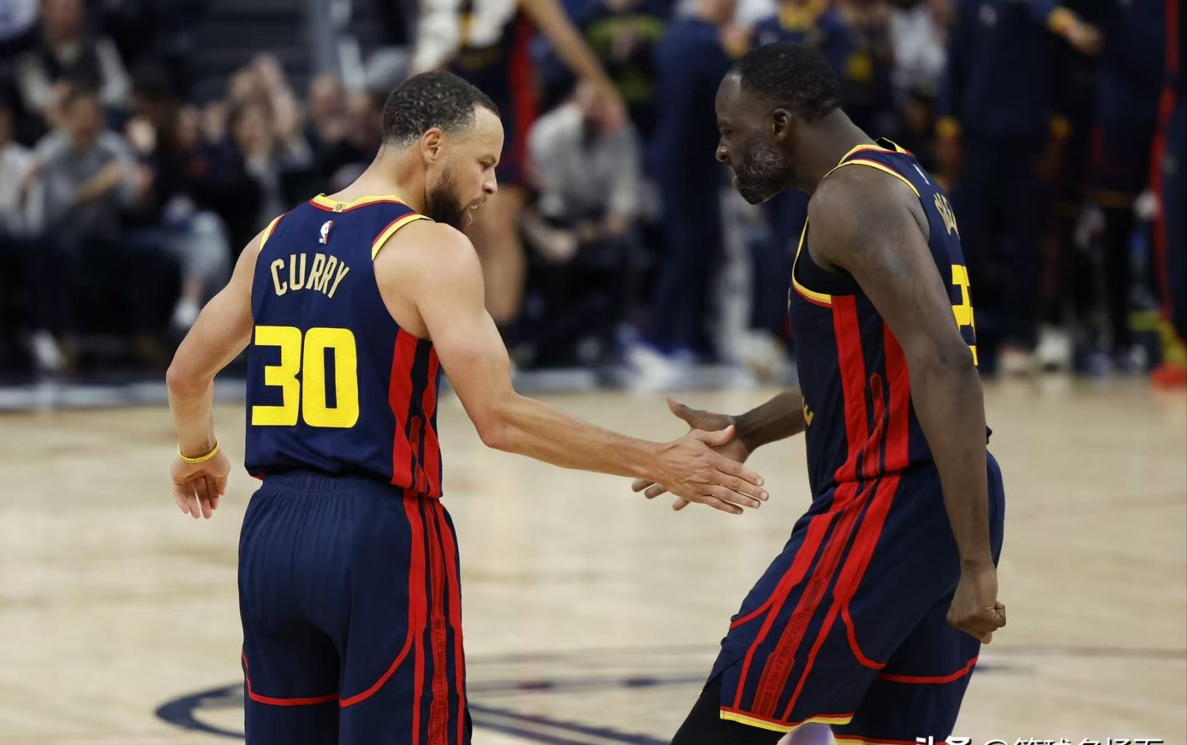 包含NBA季后赛清晨走向成谜，印第安纳步行者官宣签约，气氛紧张，团队化学反应显著的词条