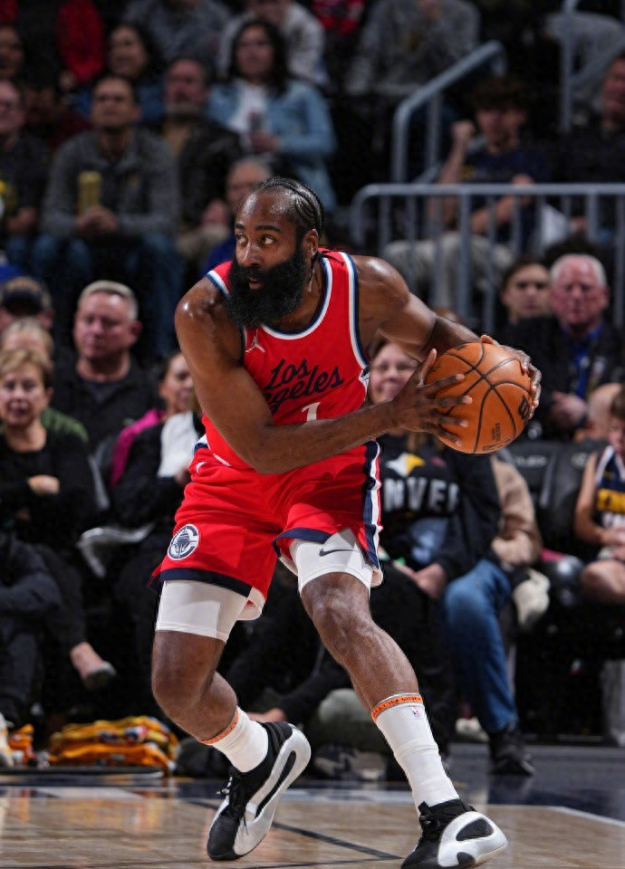 包含NBA季后赛清晨走向成谜，印第安纳步行者官宣签约，气氛紧张，团队化学反应显著的词条